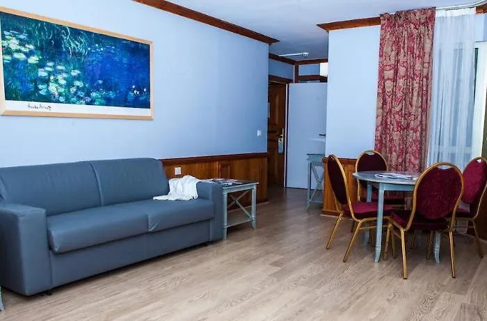 Royal Garden Champs-elysees Hotel